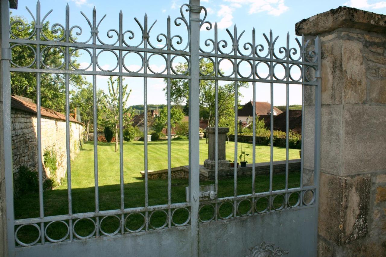 Le Vieux Presbytere Confracourt Kültér fotó